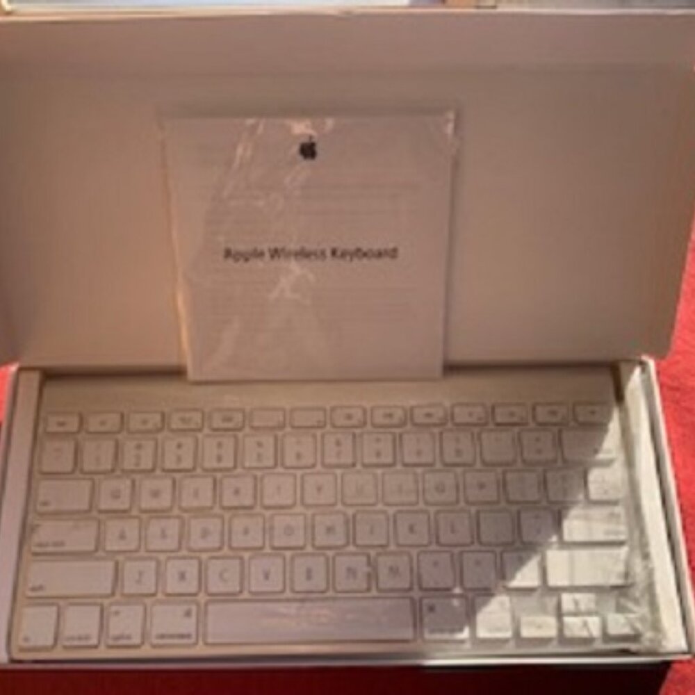 Apple Wireless KeyBoard MC184LL/B